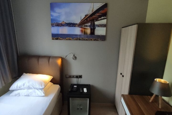 Room 34 of 100