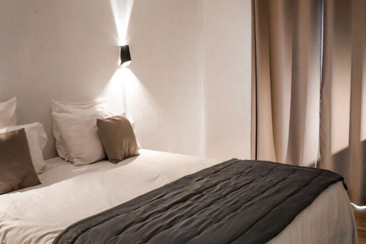 Room 4 of 8