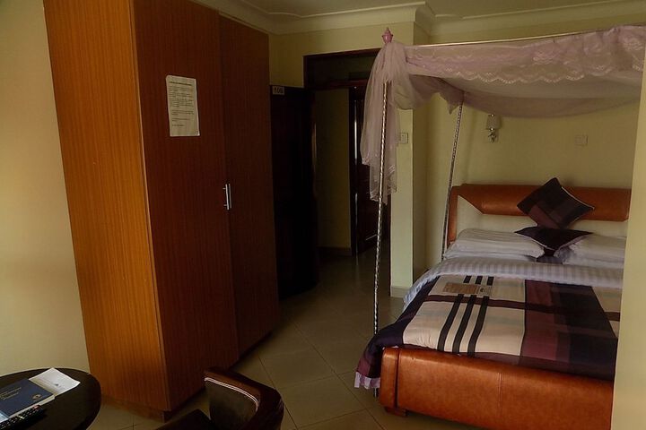 Room 12 of 25