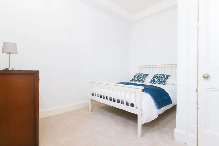 Room 3 of 10