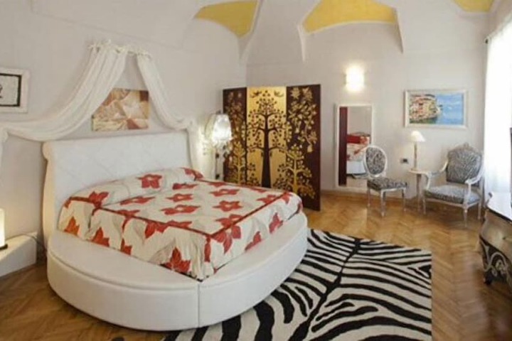 Room 3 of 49