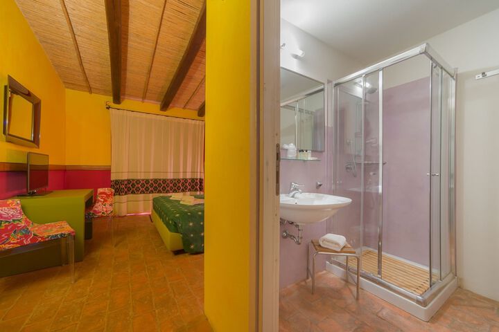 Room 5 of 18