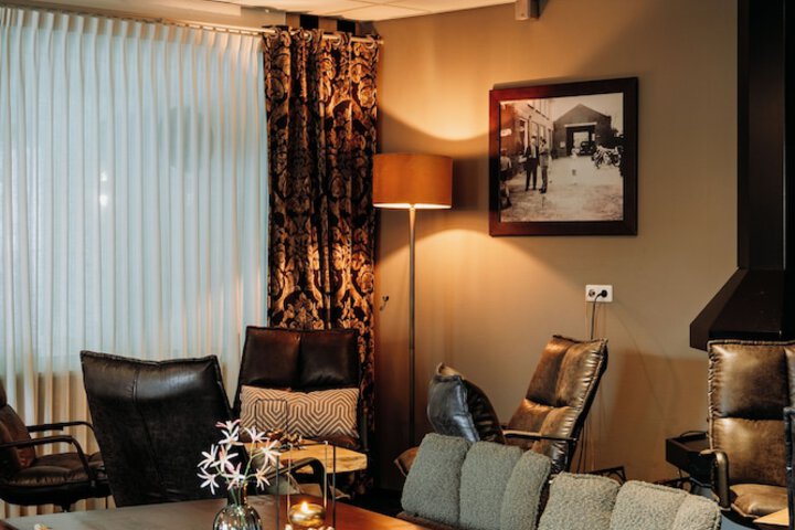 Lounge 53 of 71