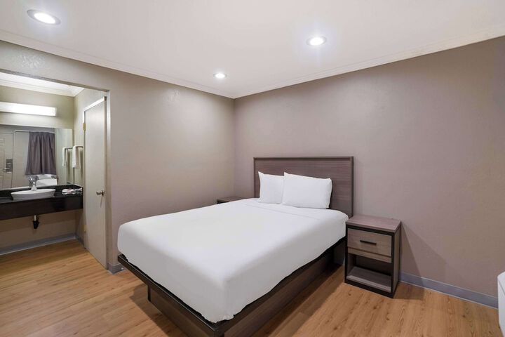 1 Queen Bed (12 of 24)