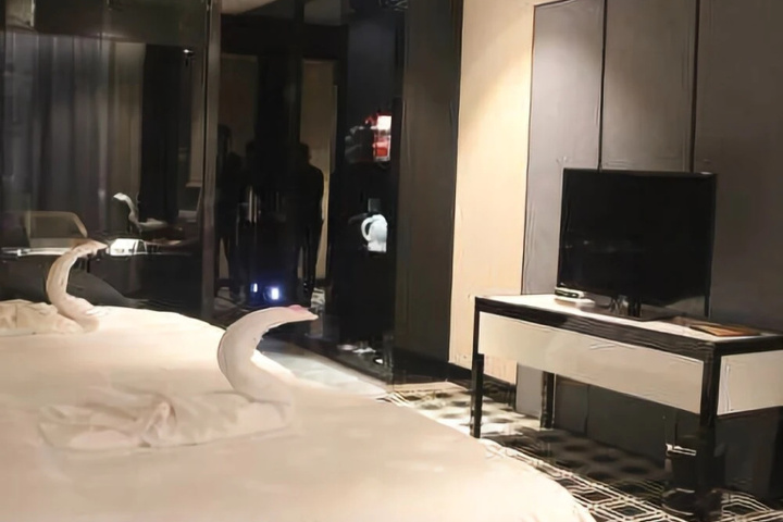 Room 11 of 20