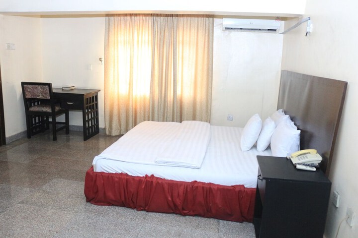 Room 3 of 32