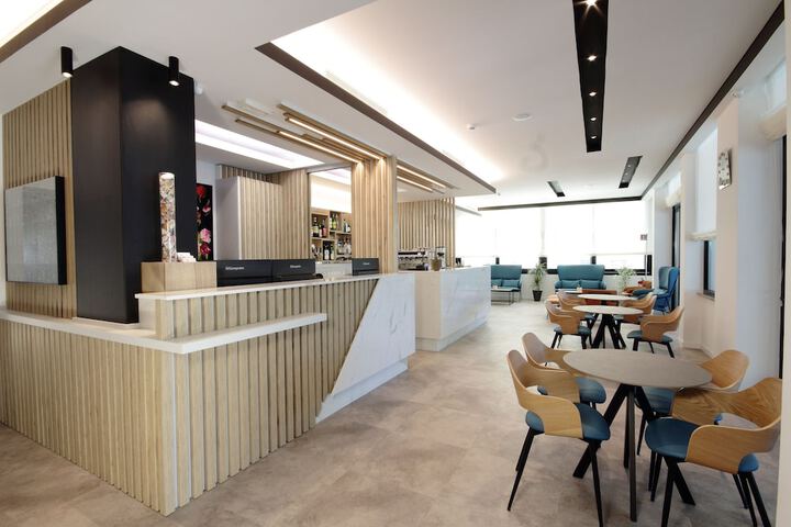 Lobby lounge