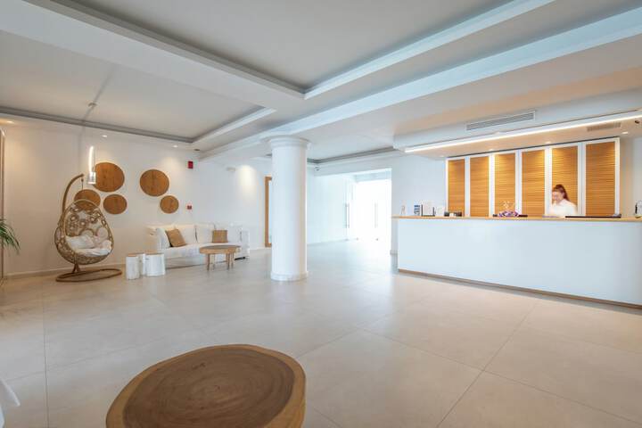 Entrance & Lobby