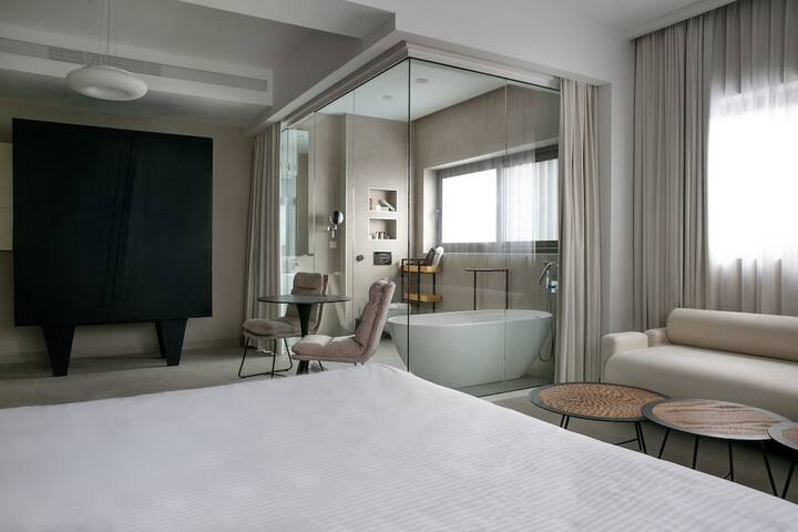 Room 18 of 37