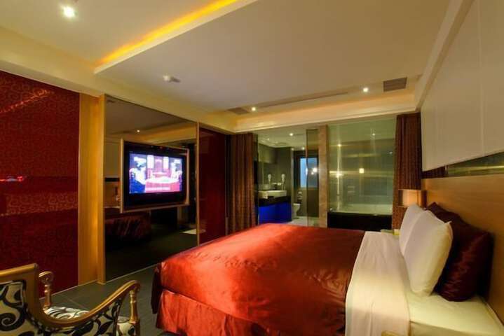 Room 6 of 107
