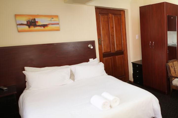 Room 5 of 28