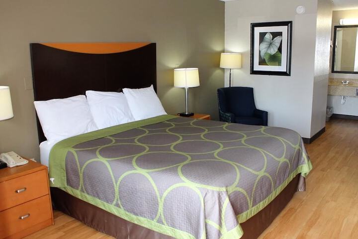 1 King Bed (8 of 11)