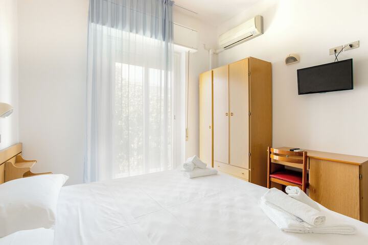 Room 2 of 27
