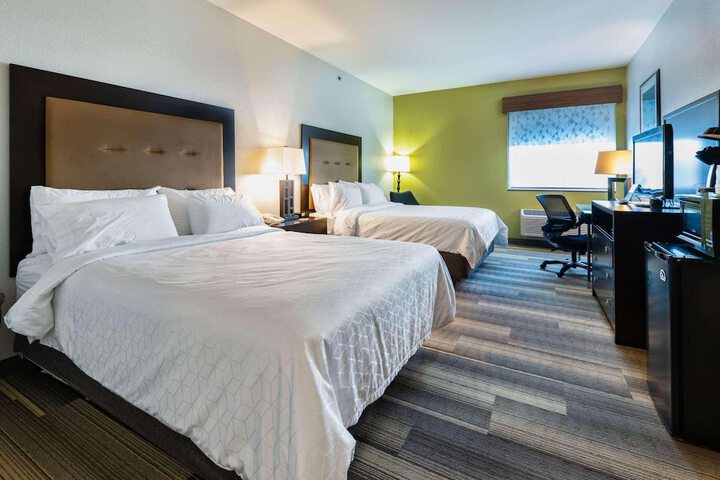 2 Queen Beds (2 of 4)