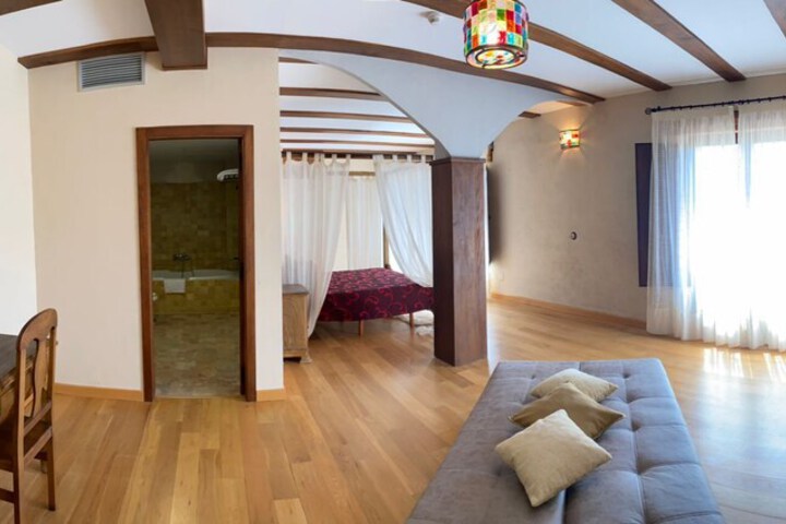 Room 7 of 14