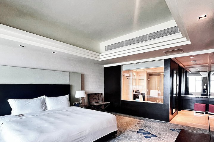 Room 30 of 104