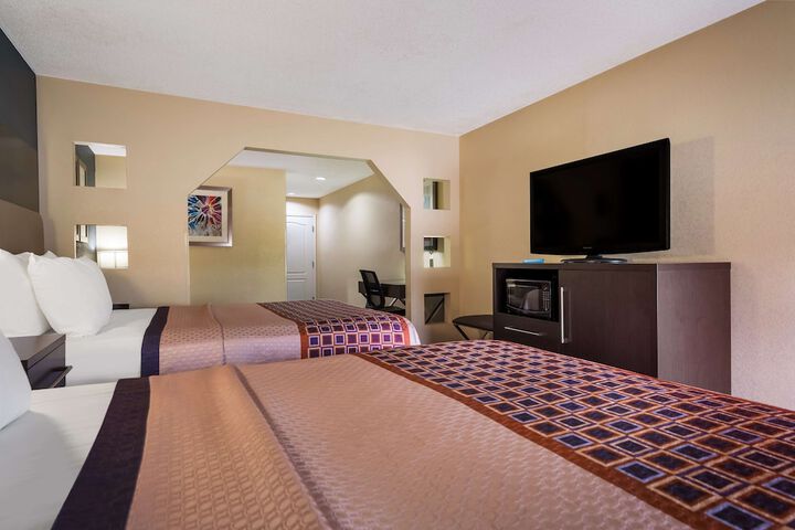 2 Queen Beds Microwave and Refrigerator WiFi Full Breakfast (8 of 15)