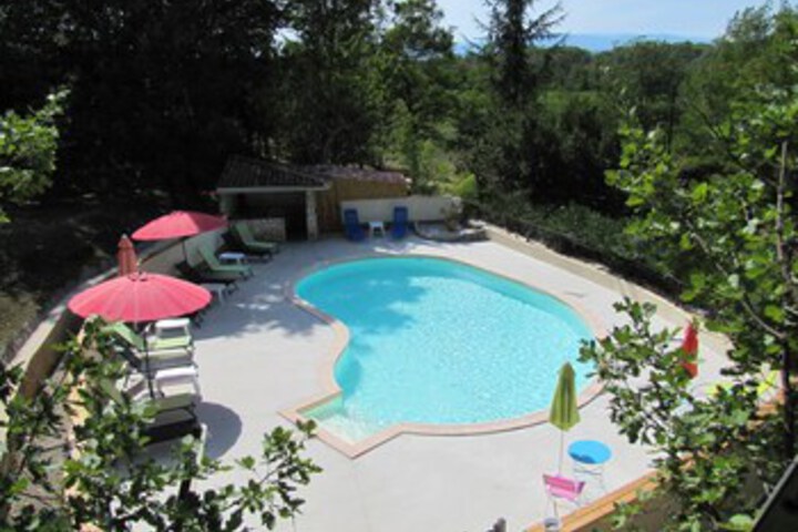 Pool 10 of 17