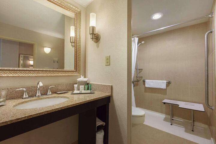 2 Queen Bed Mobility Hearing Accessible with Tub (6 of 7)