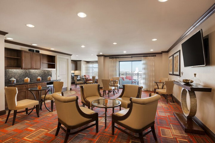 Lounge 45 of 46