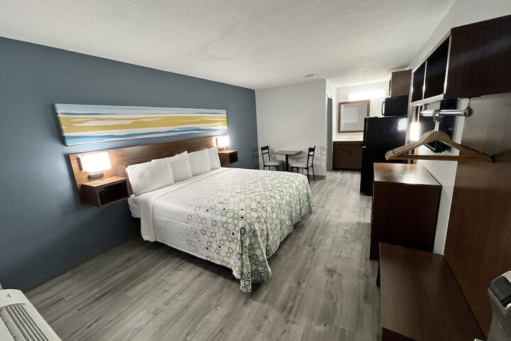 Studio 1 King Bed Smaller Room (6 of 7)