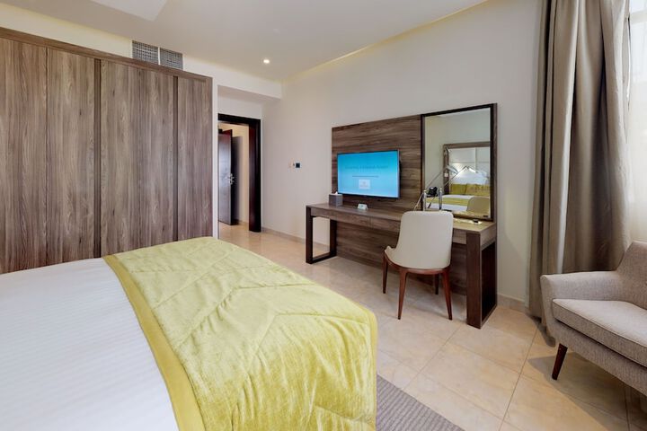 Room 33 of 182