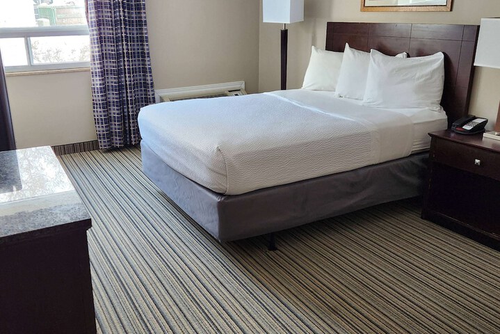 1 Queen Bed Mobility Accessible Bathtub with Grab Bars (7 of 13)