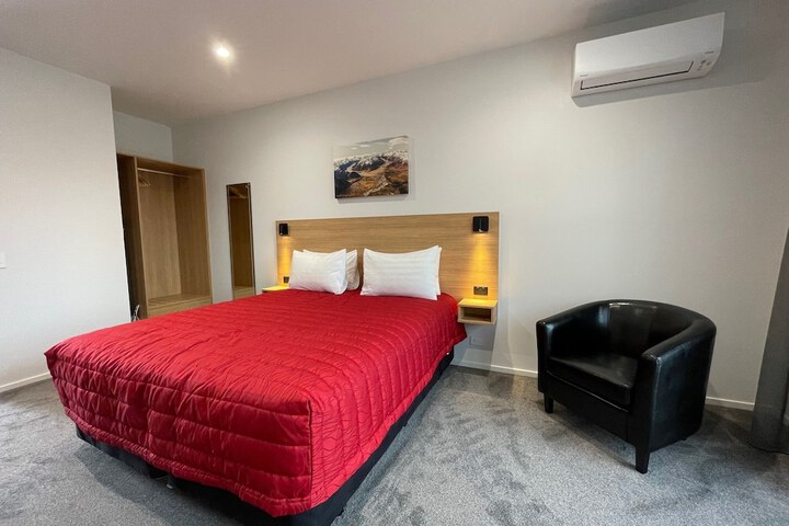 Room 9 of 80