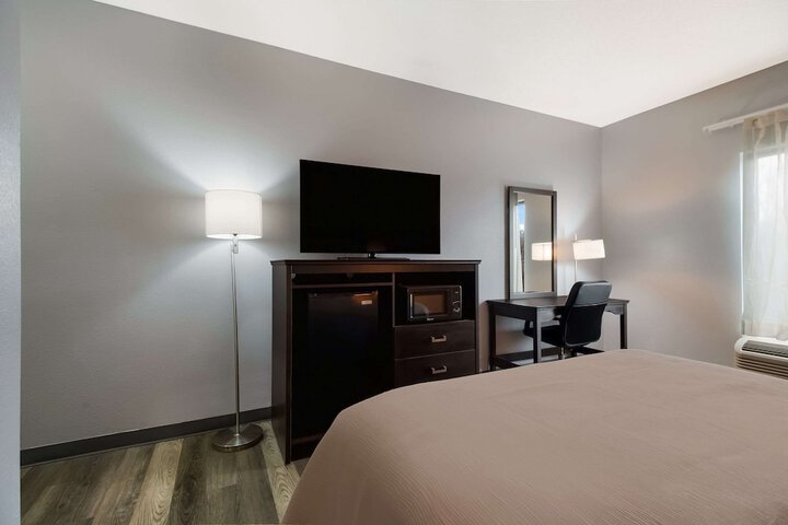 Queen Bed Accessible (11 of 15)