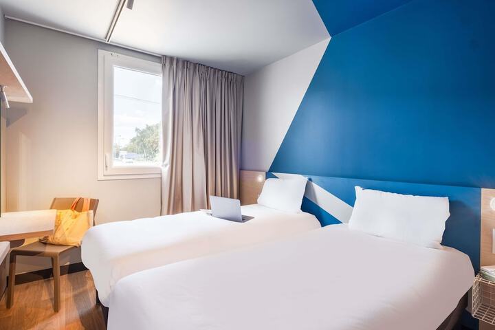 Room 5 of 32