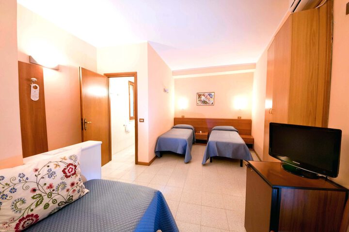 Room 9 of 90