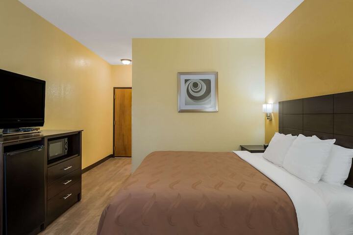 1 King Bed (15 of 17)