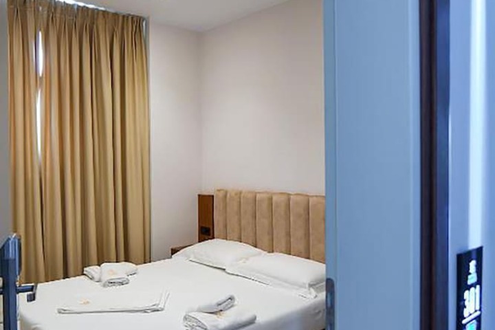 Room 4 of 72