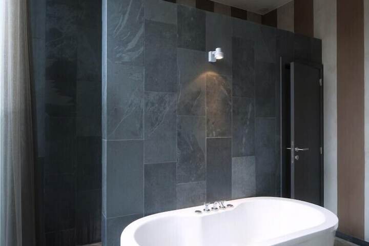 Deep soaking bathtub