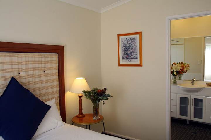 Room 2 of 66