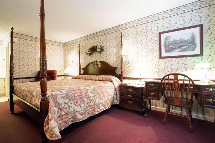 1 King Bed - Free WiFi, Microwave, Refrigerator, Hairdryer Cable TV HBO Free Local (7 of 11)