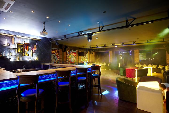 Lounge 37 of 41