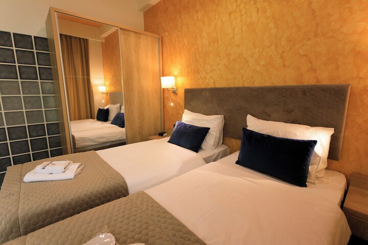 Room 6 of 10