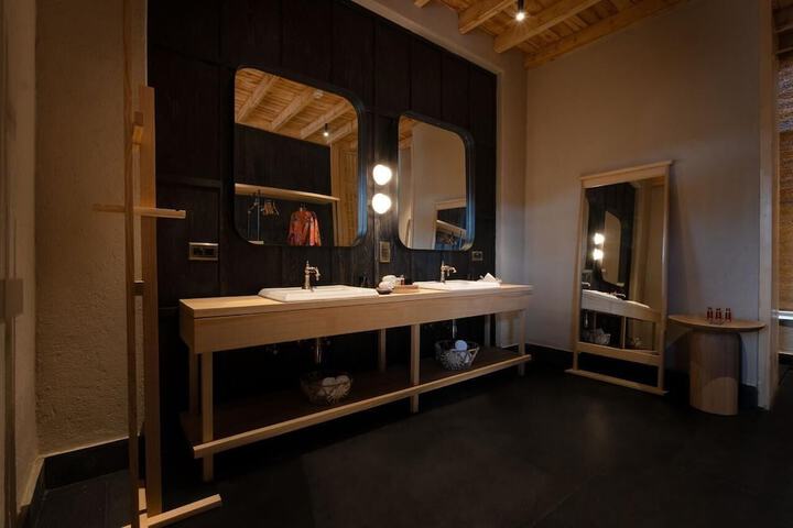 Room 16 of 28