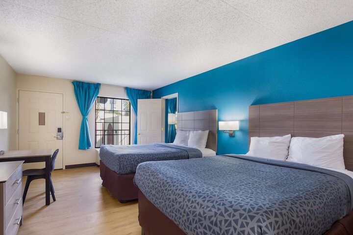 Studio 2 Queen Beds Kitchenette (5 of 16)