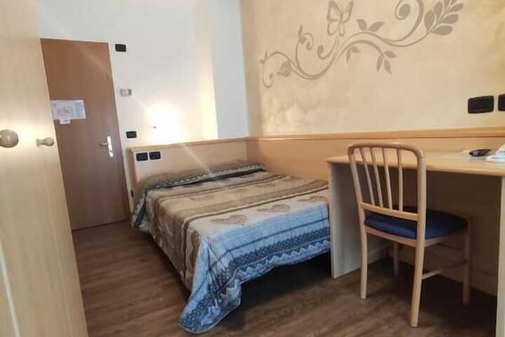 Room 5 of 117