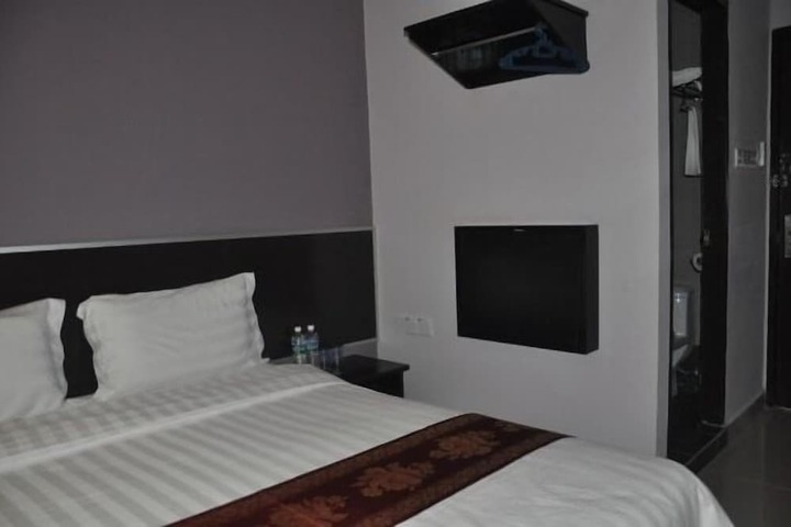 Room 8 of 15