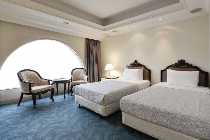 Room 6 of 38
