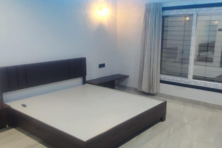 Room 5 of 8