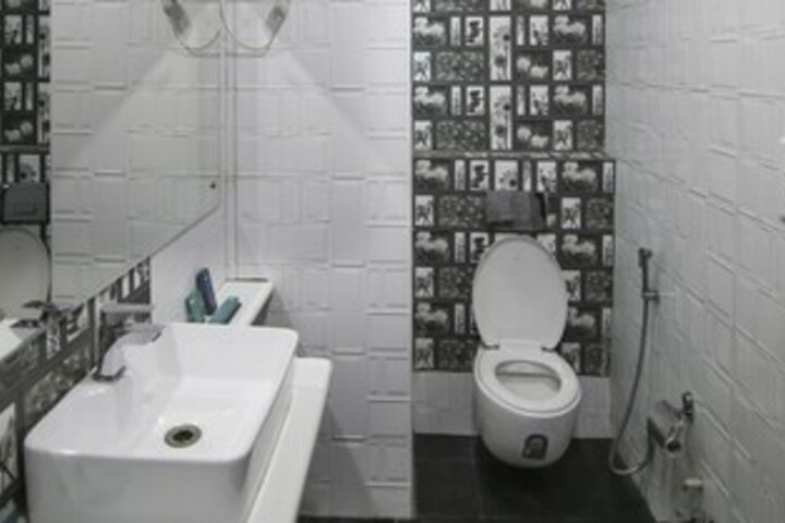 Room 4 of 33