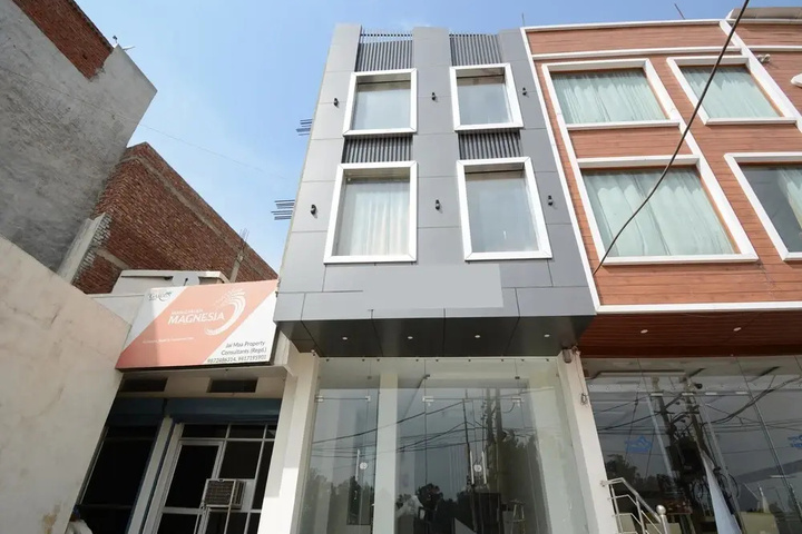 OYO 33009 Hotel Nido