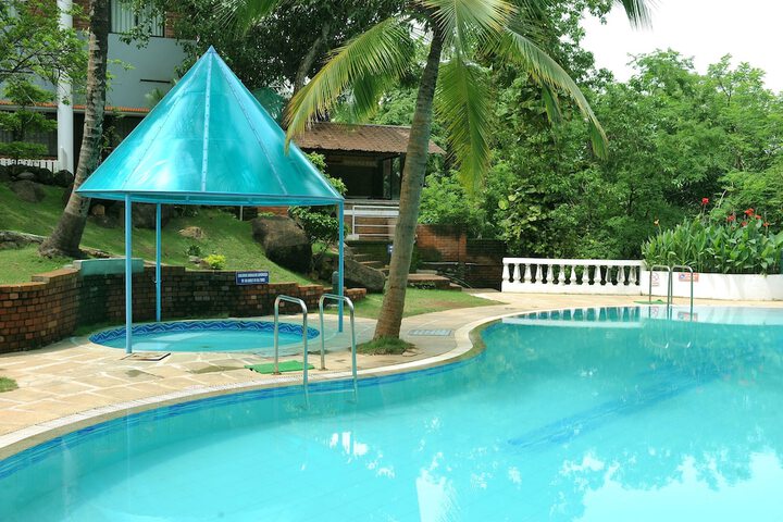 Hotel Pool
