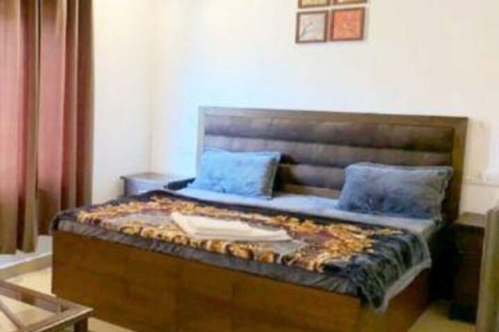 Room 4 of 12