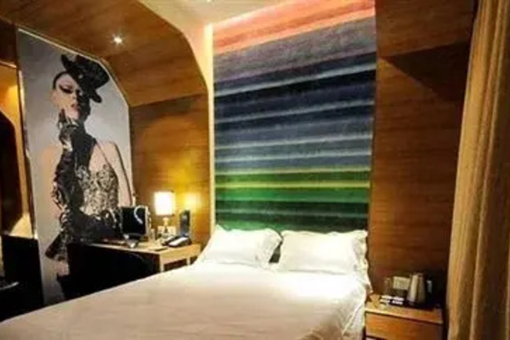 Room 4 of 9