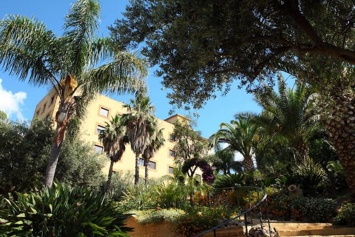 Hotel Exterior 80 of 88